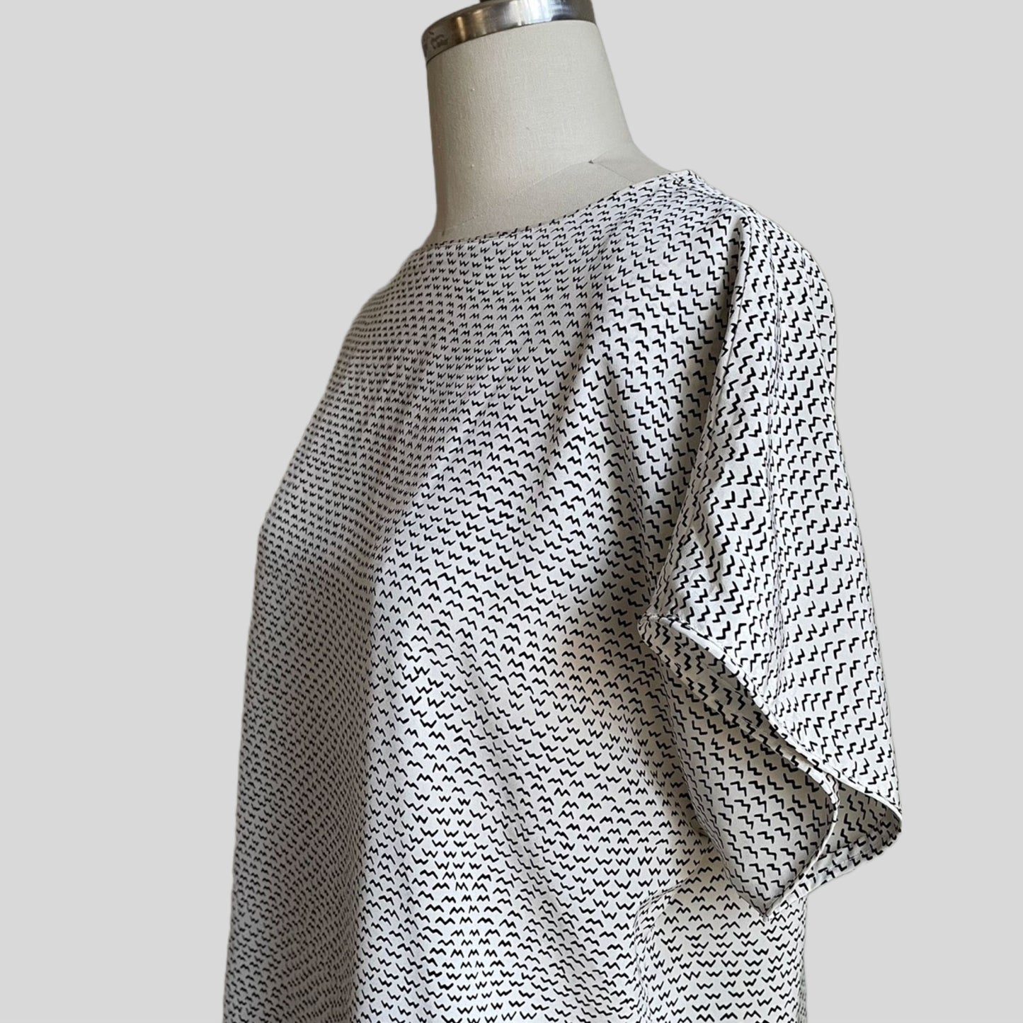 90s White and Black Short Sleeve Top